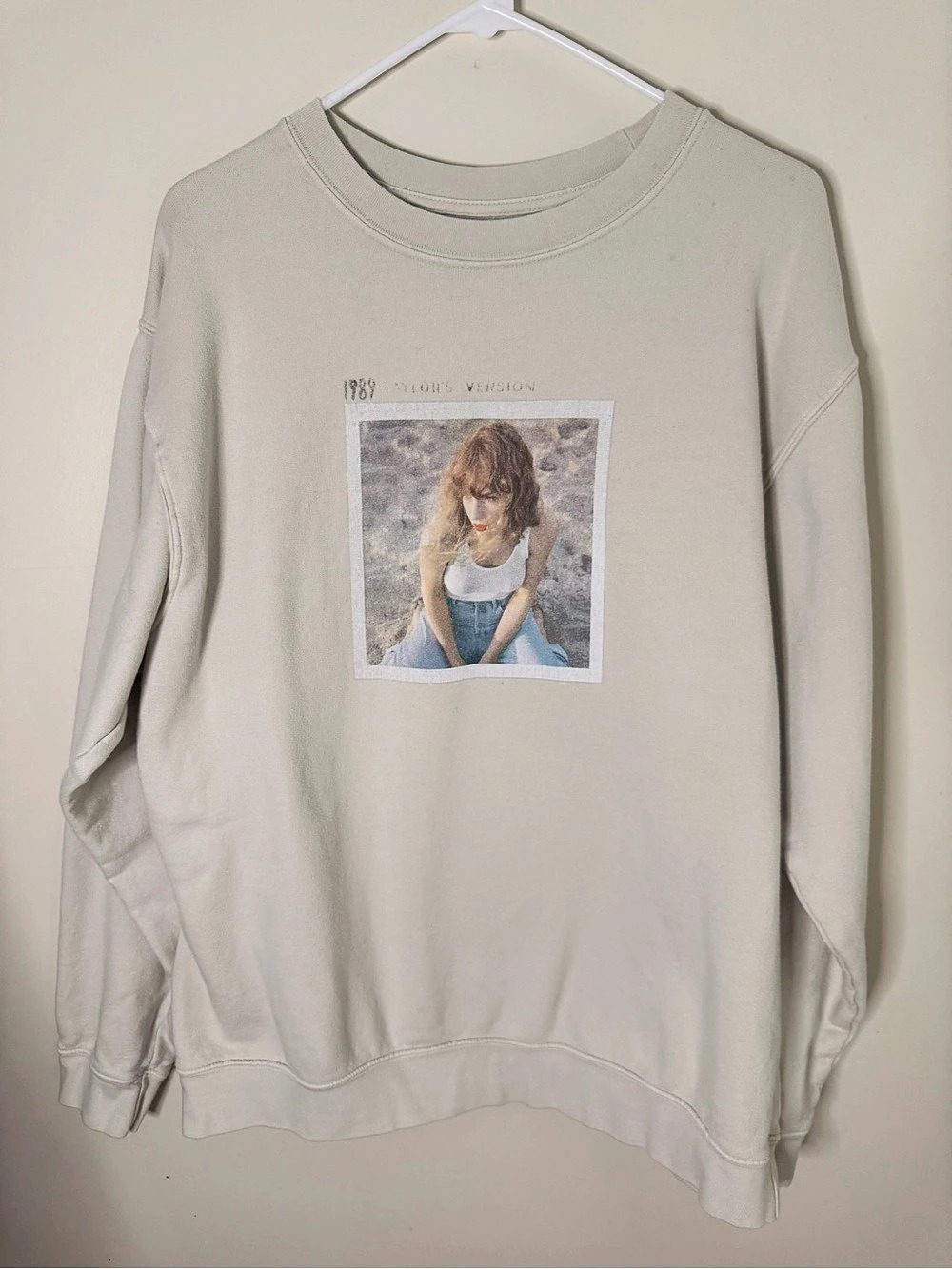 Taylor Swift 1989 (Taylor's Version) Beige Crewneck (Taylor's Version) Graphic